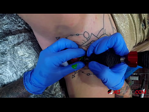 ❤️ Ekstrèmman tatoue hottie Sully Savage te fè yon tatoo sou klitoris li ❤❌ Pornografi difisil nan nou % ht.fashiontee.top% ❌️